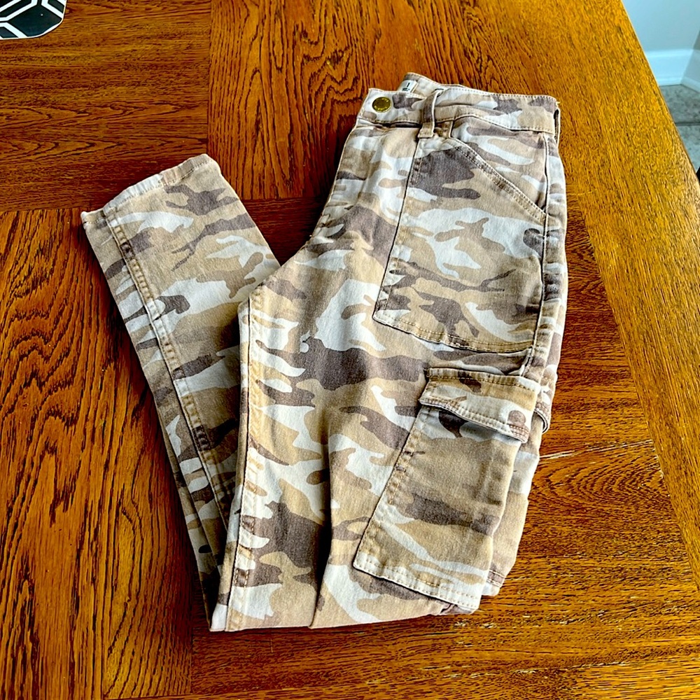 Hollister camo pants size 1